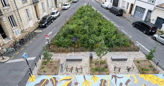 La micro-forêt Wangari Muta Maathai et fresque au sol du duo bordelais Royal Béton, en mai 2023